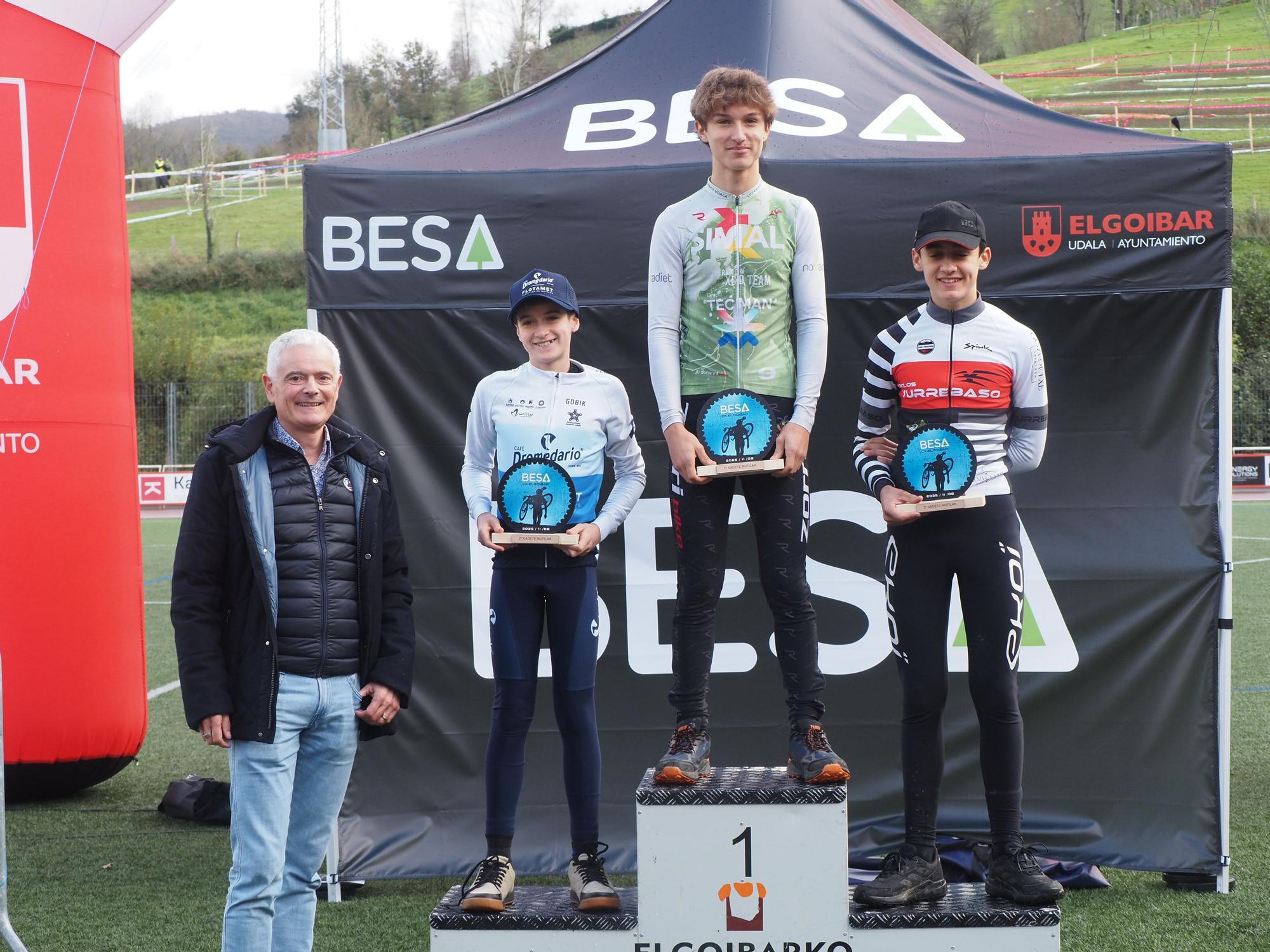 El barro se sumó al espectáculo de ciclocross en Elgoibar