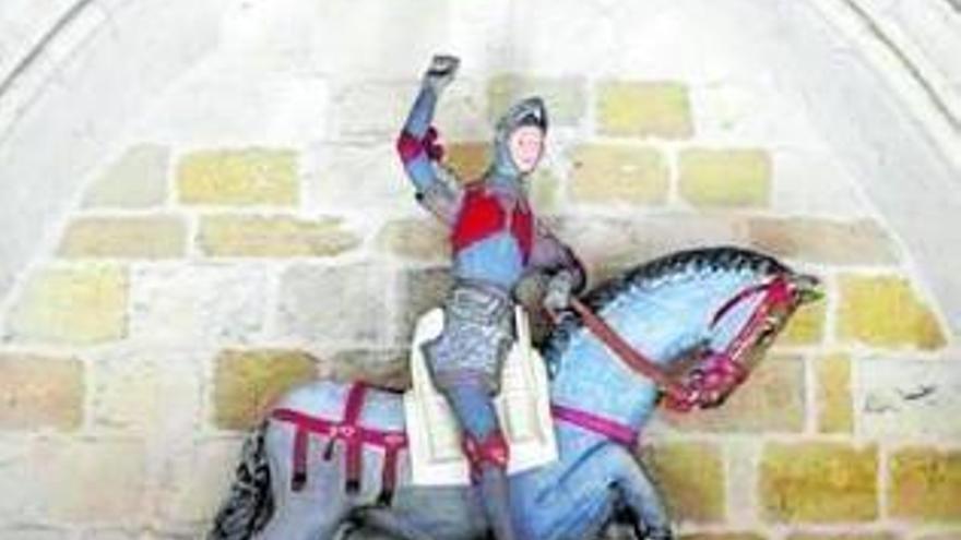 La figura de San Jorge, tras la actuación.