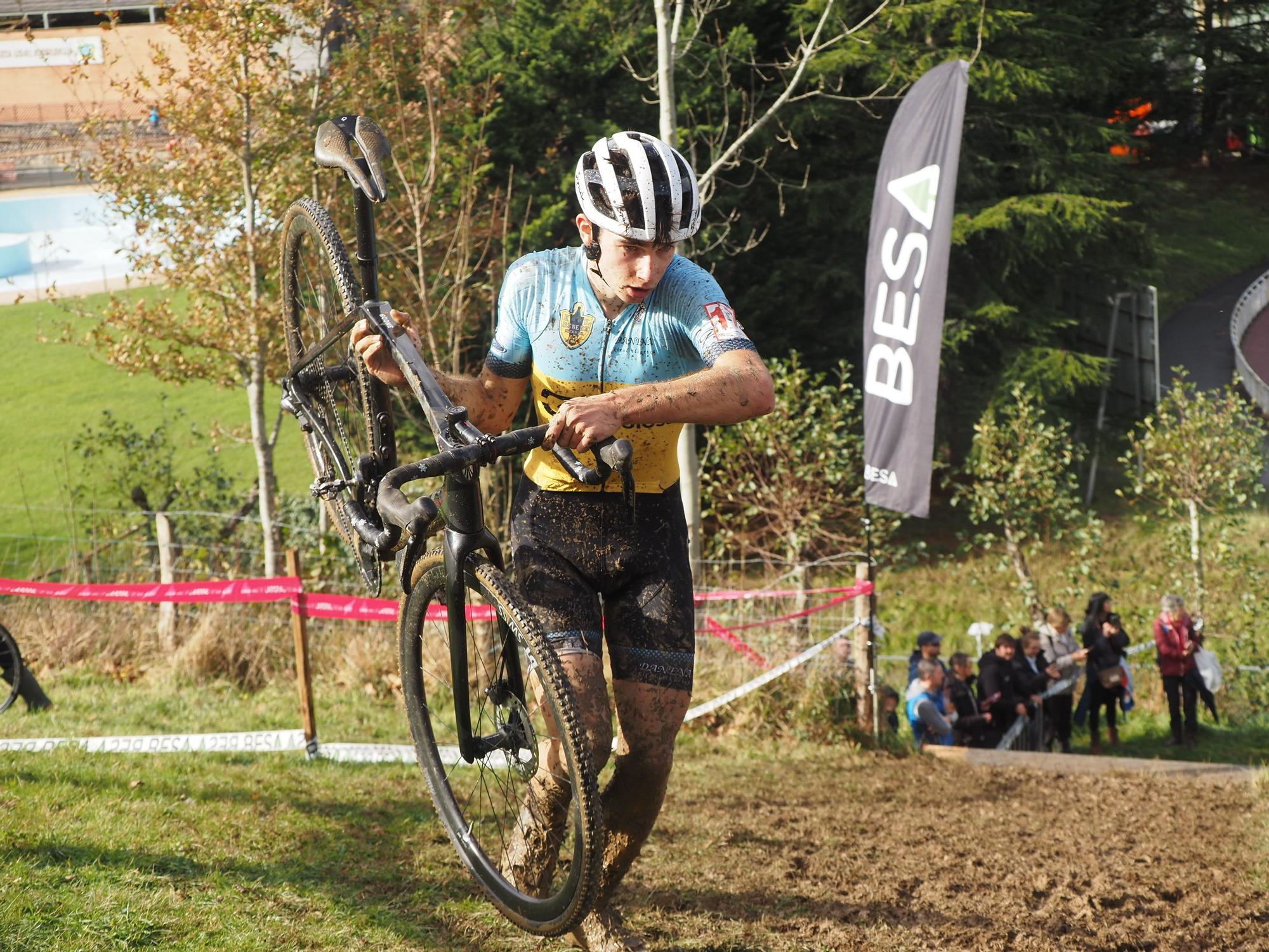 El barro se sumó al espectáculo de ciclocross en Elgoibar
