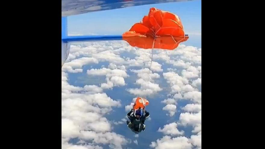 El agónico vídeo del paracaidista que se queda enganchado al avión a 4.500 metros de altura