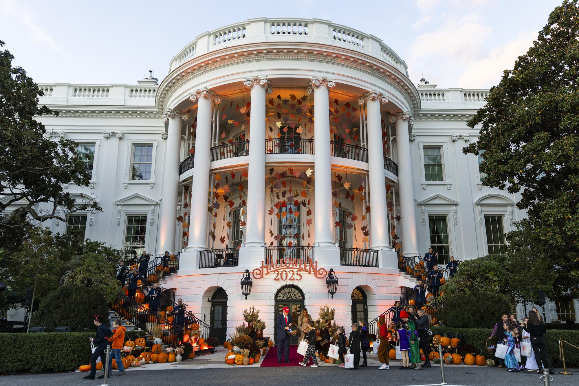 Melania y Trump se rinden ante Halloween: dulces, niños y calabazas en la Casa Blanca