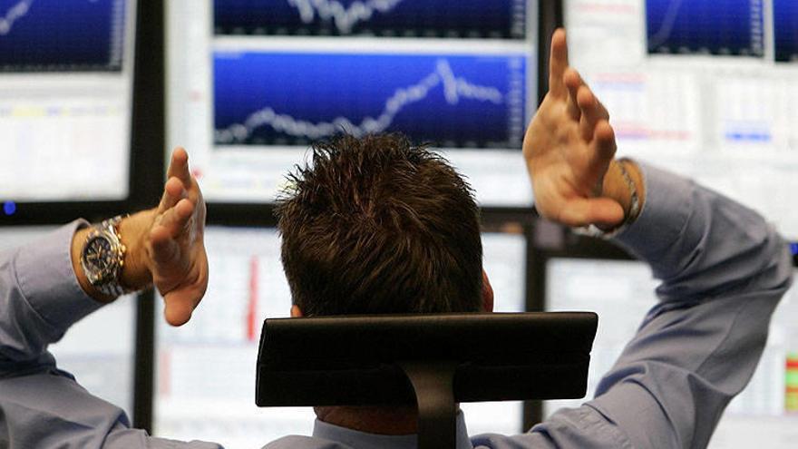 Un broker se desespera frente a la pantalla de las cotizaciones.