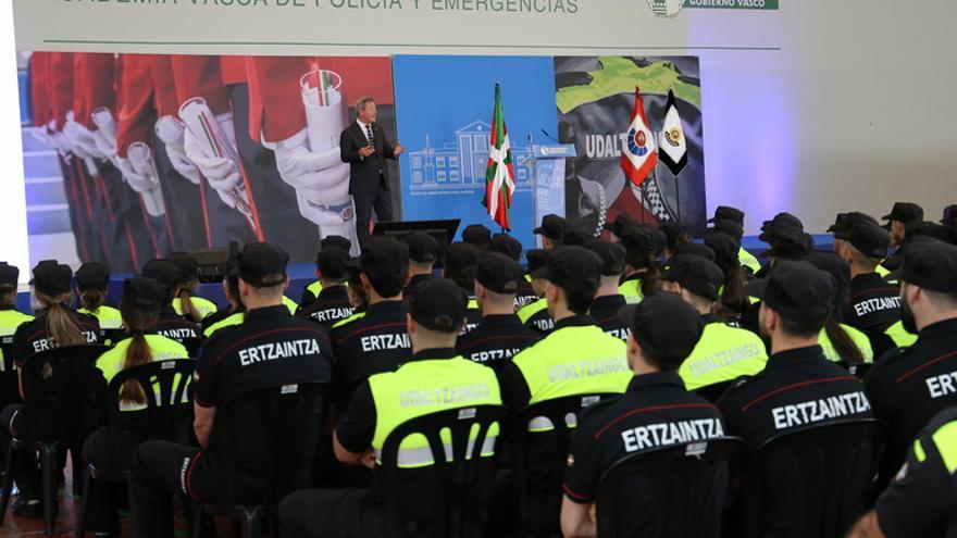 Zupiria dice que &quot;para ser ertzaina hay que estudiar&quot; y &quot;quizá algunos no han estudiado lo suficiente&quot; para la última OPE