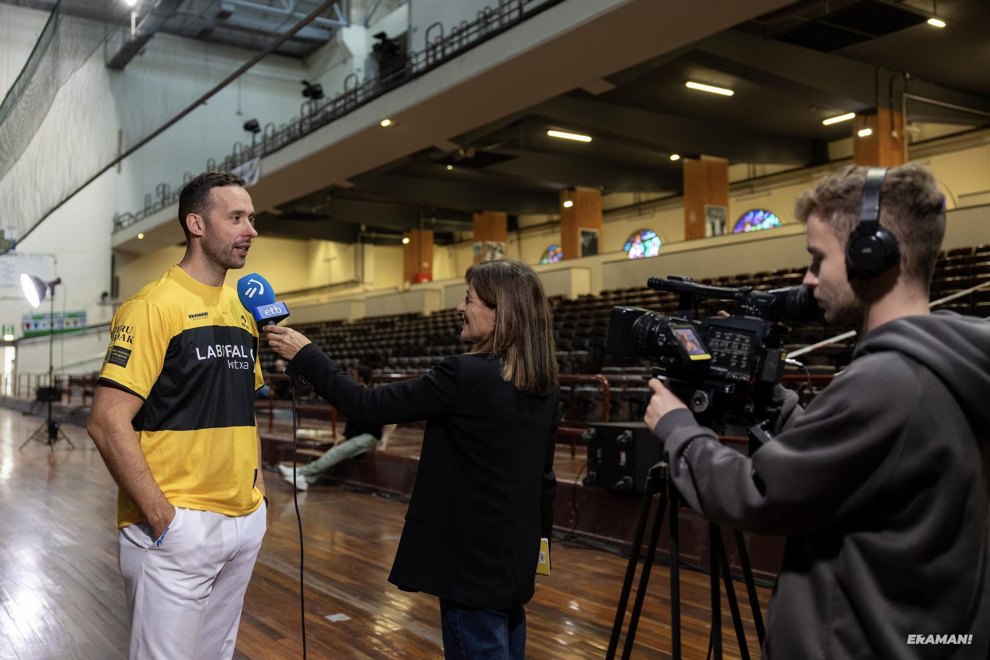 Barandika-López y Urreisti-Basque eligen material para la final de la Jai Alai League en el frontón Carmelo Balda de Donostia.
