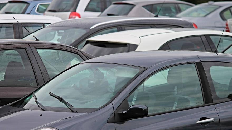 ¿Se puede guardar una plaza de aparcamiento en la calle? La DGT tiene la respuesta