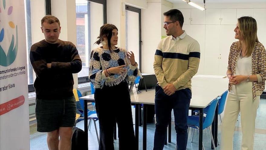 La Diputada Foral Saray Zárate visita la oficina OTC de Álava