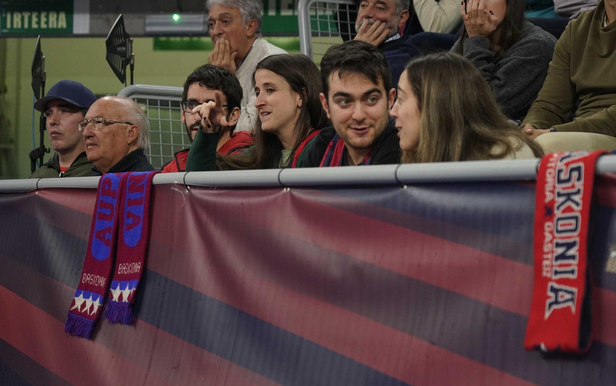 En imágenes: Búscate en las gradas del Buesa Arena en el Baskonia - Dubái