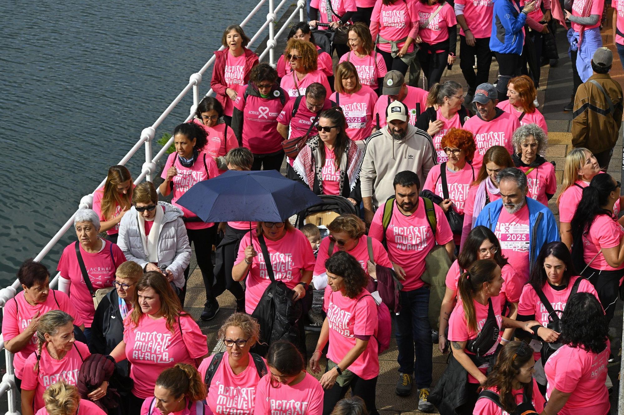 En imágenes: los paraguas tiñen la marea rosa de Bilbao
