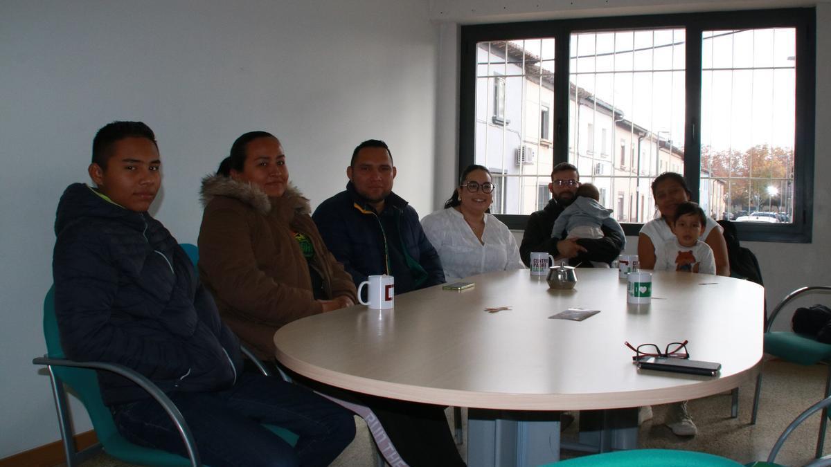Leyshman, Karla, Henry, Maider, Sandy con Arón y Adriana con Armando en el Centro Lasa.