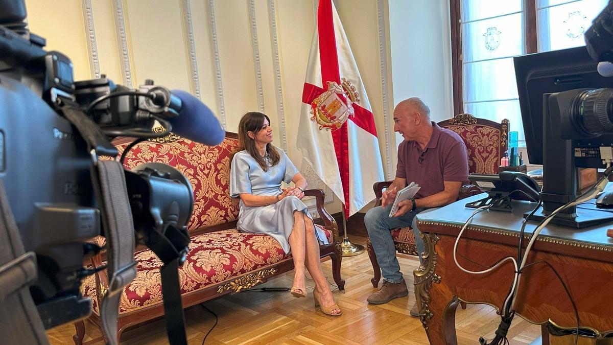 La alcaldesa concede una entrevista a TVE en su despacho.