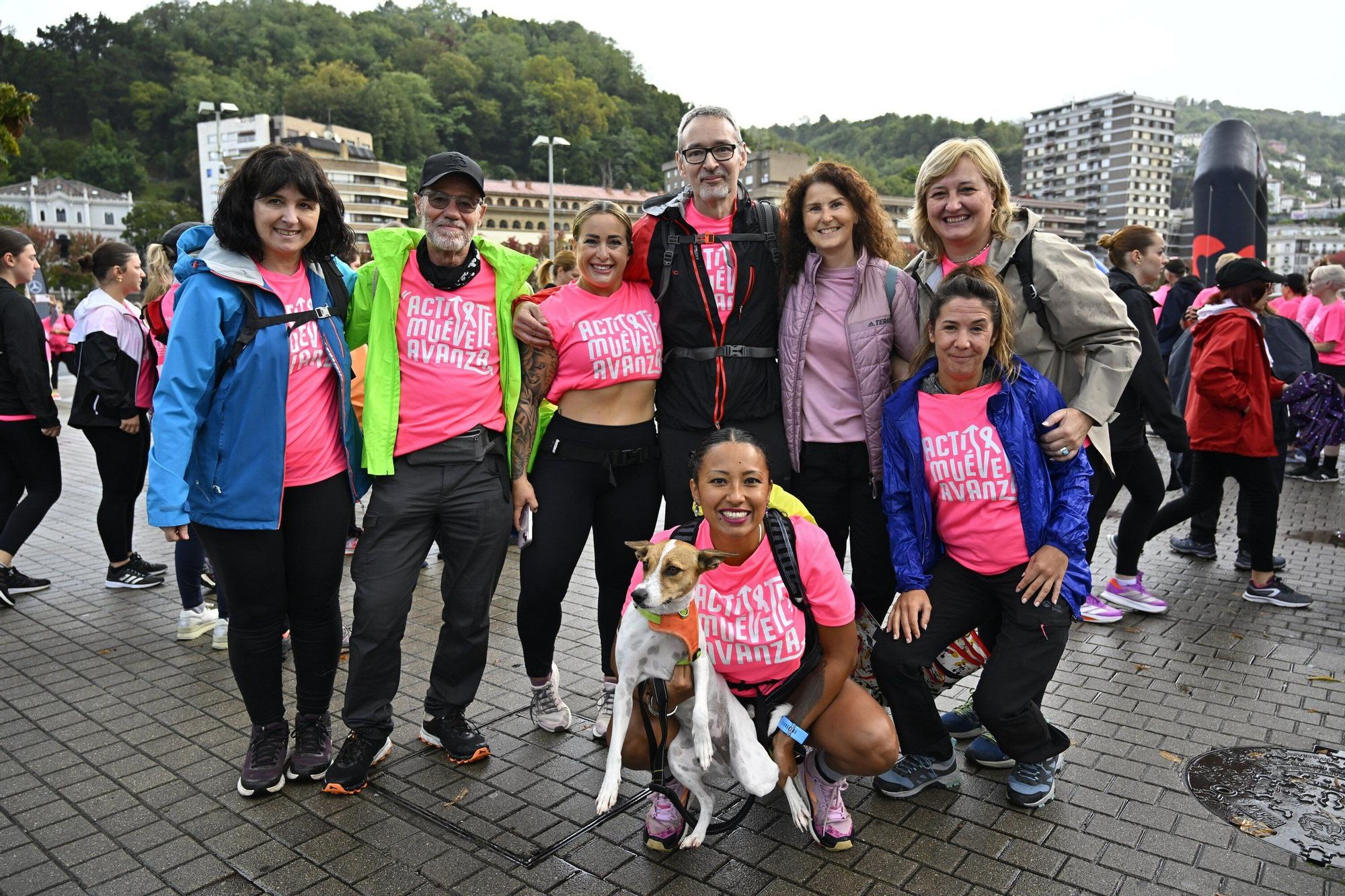 En imágenes: los paraguas tiñen la marea rosa de Bilbao