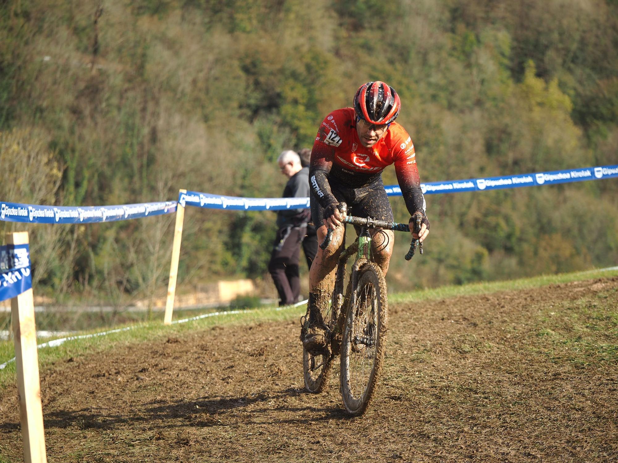 El barro se sumó al espectáculo de ciclocross en Elgoibar