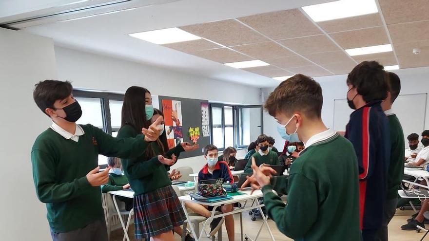 Imagen de un ensayo de &#039;pelea de gallos&#039; llevado a cabo por el alumnado del centro Jesuitinas.