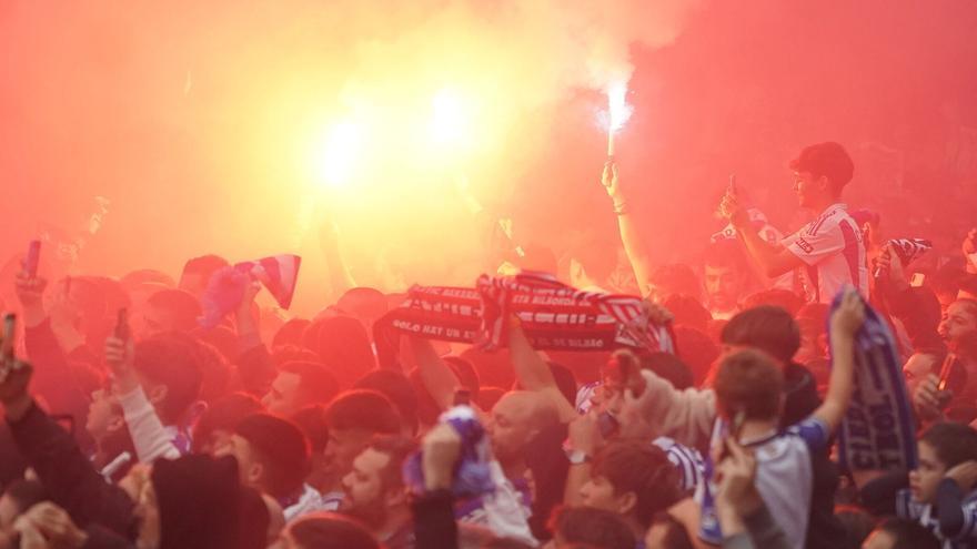 Espectacular recibimiento a la Real antes del derbi