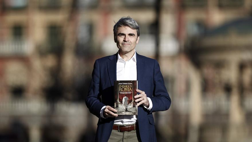 “Escribir una novela histórica sobre Roma es como viajar en una máquina del tiempo y ver pasar a sus grandes personajes”