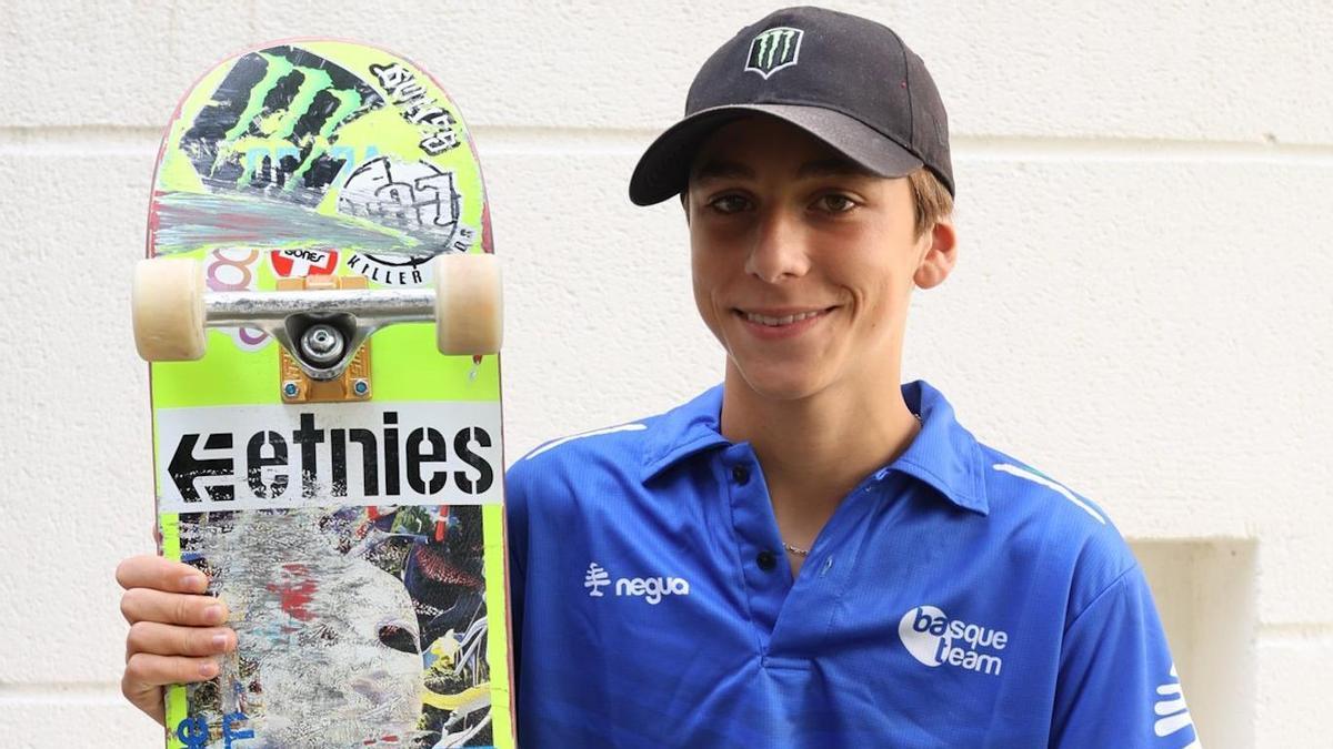 Egoitz Bijueska posa sonriente con su skate