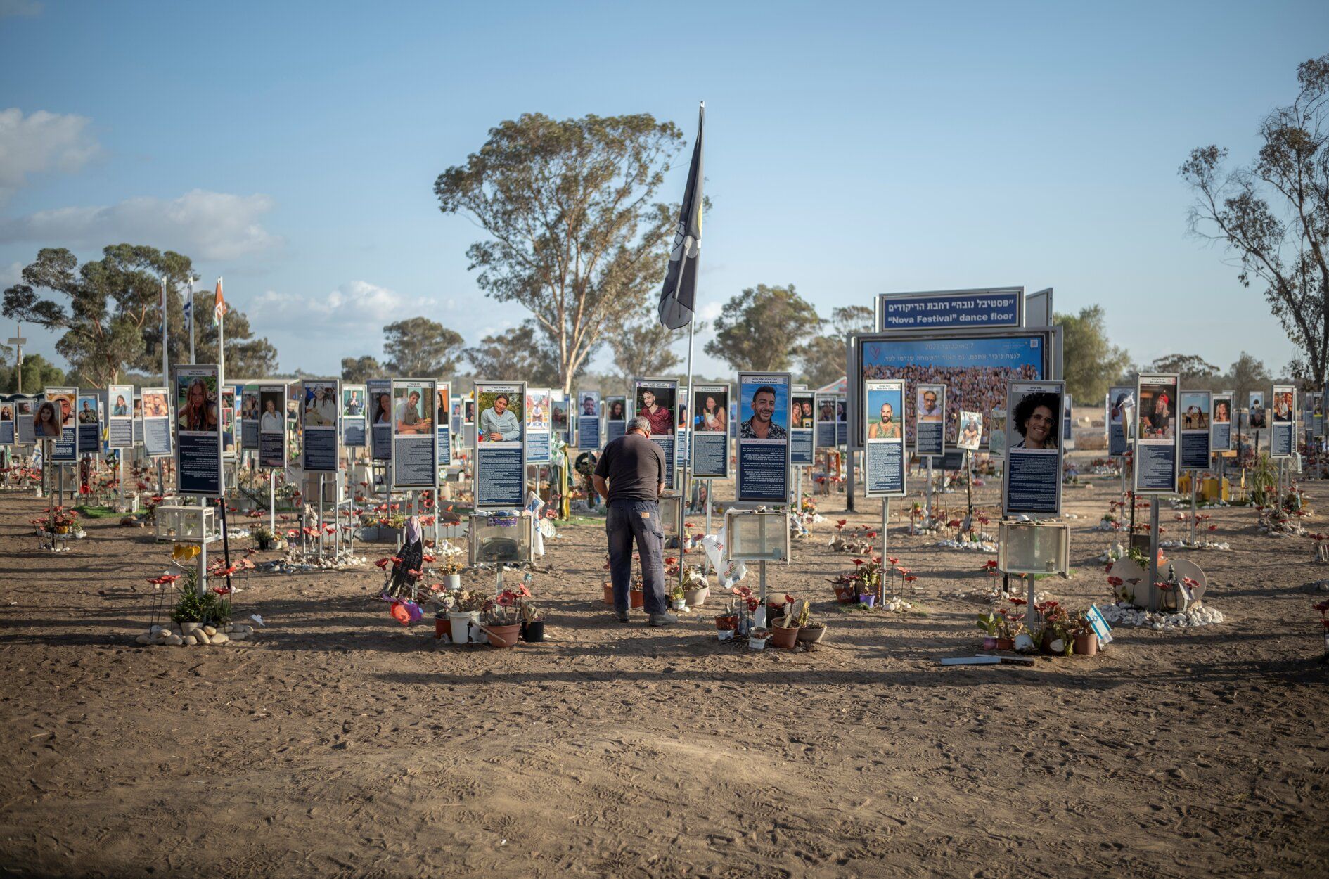 Familias israelíes visitan los monumentos conmemorativos en el recinto del festival de música Nova