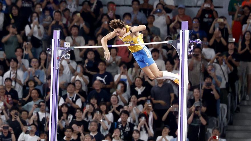Duplantis se eleva por encima de los 6,30 metros en el mundial de Tokio y bate el récord del mundo por decimocuarta vez