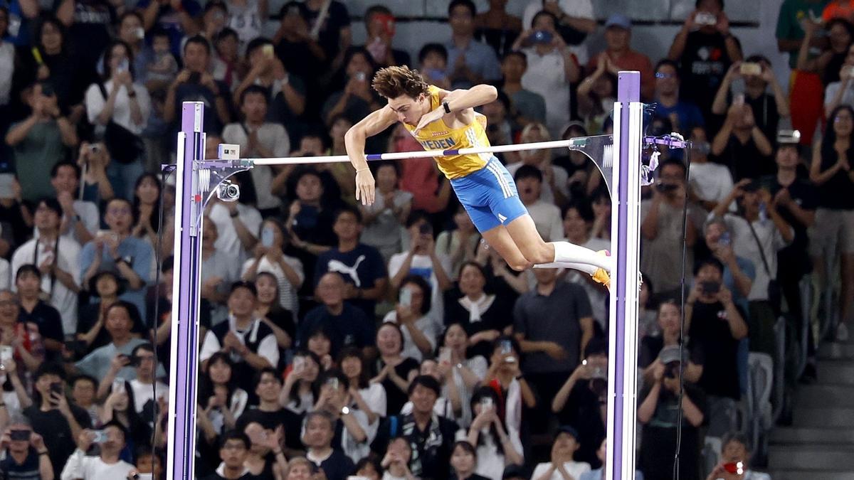 Mondo Duplantis supera el listón sobre 6,30 metros ayer en el Mundial de Tokio.