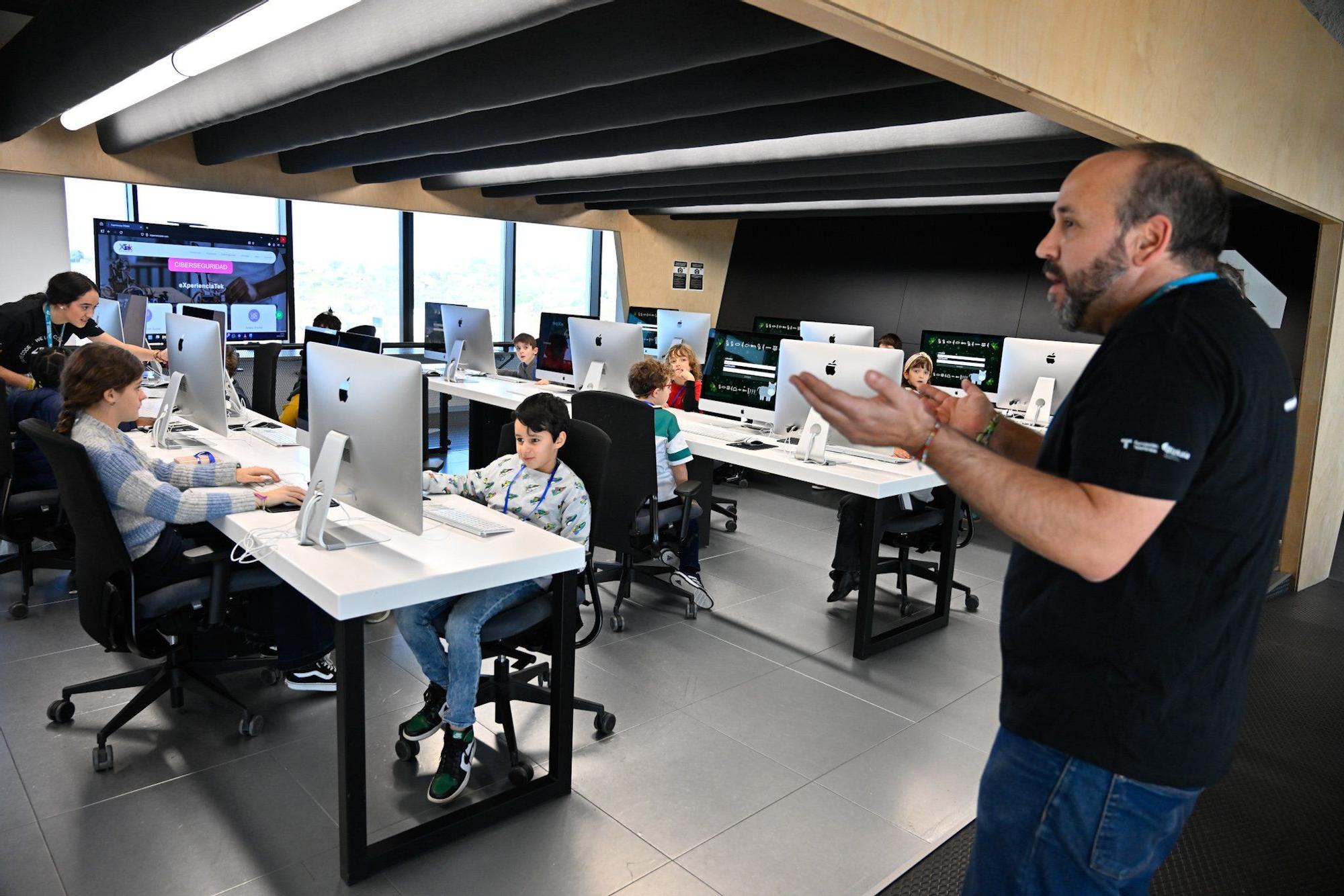 En imágenes: ‘hackeo’ al Olentzero vasco en el campus 42 Urduliz