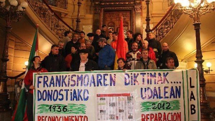 Concentración en recuerdo de los funcionarios represaliados