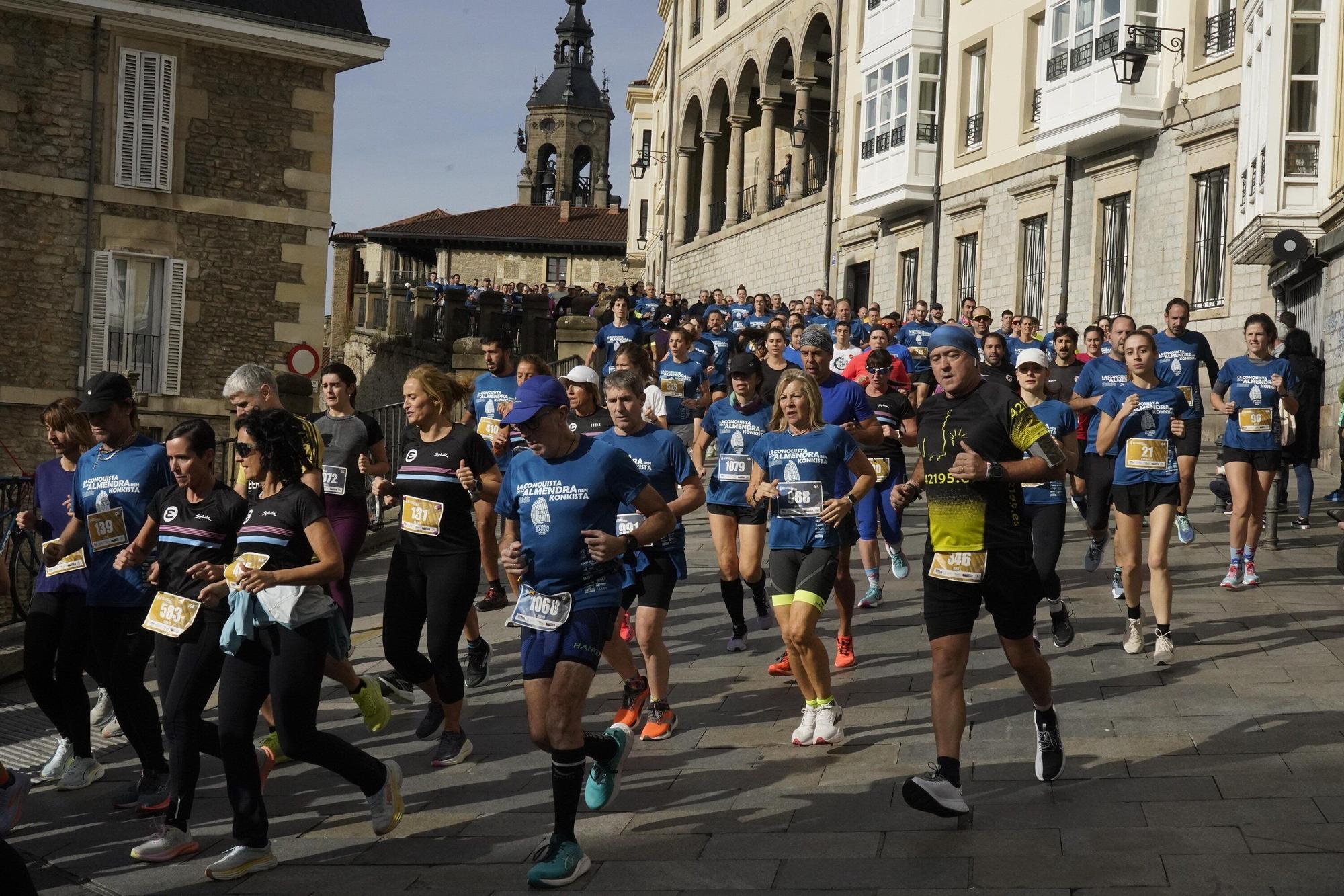 En imágenes: Miles de personas conquistan la Almendra de Gasteiz