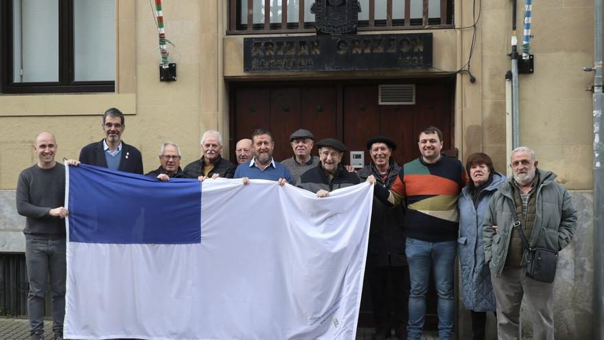 La bandera de San Sebastián, para Artzak Ortzeok por su centenario