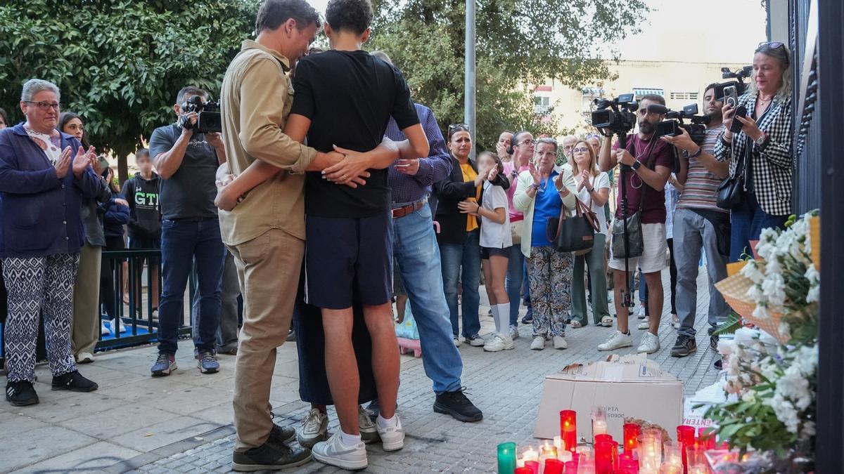 Concentración por el suicidio de una chica víctima de bullying en Sevilla.