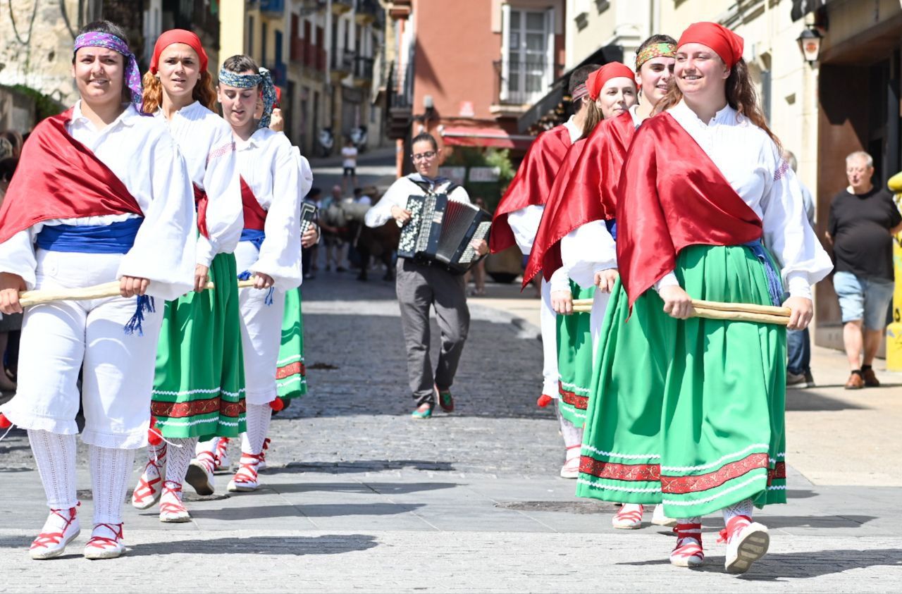 Gran ambiente en el desfile de la Euskal Jira de Irun