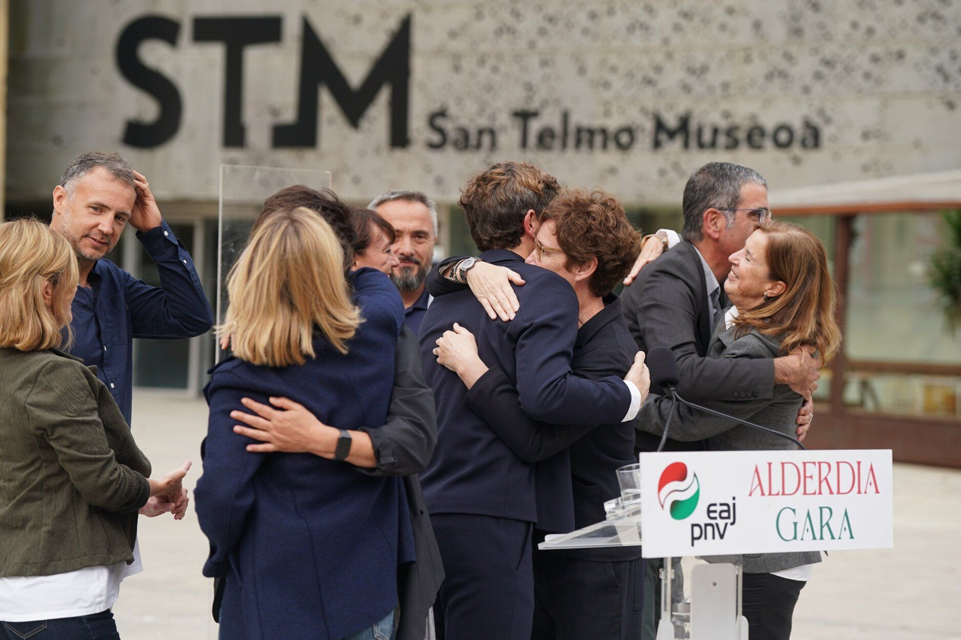 Jon Insausti es felicitado por sus compañeros tras su designación como candidato a alcalde
