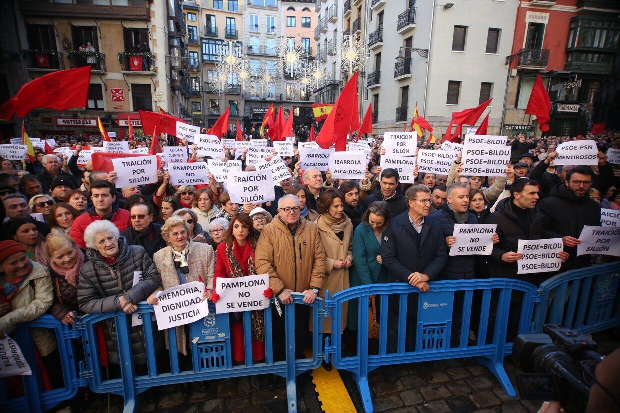 Imágenes de la concentración contra la moción de censura en Iruñea