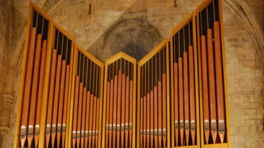 El organista, José Luis Echechipía y el abad de Leyre, José Manuel Apesteguía, en sintonía personal y musical, ante el órgano restaurado.