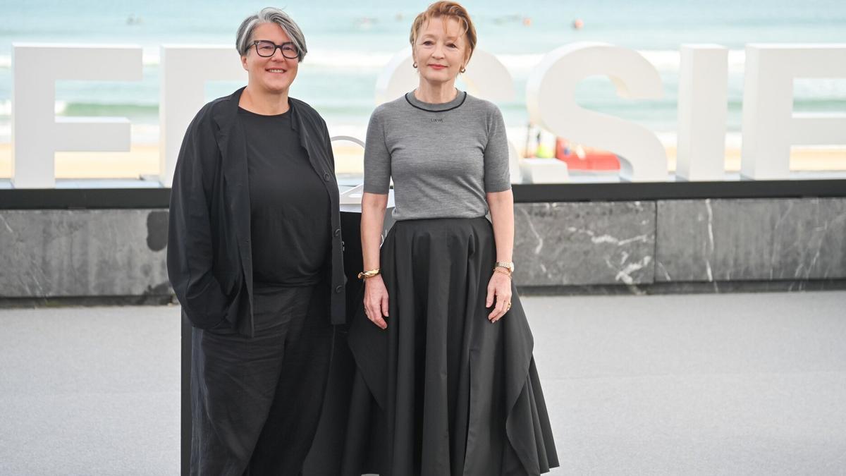 La directora Kasia Adamik y la actriz Lesley Manville, en Donostia.