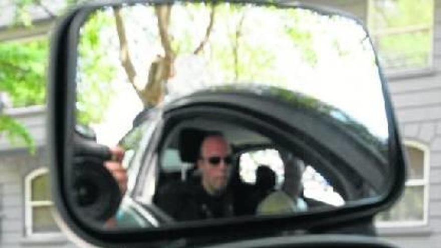 David Rivas, con gesto apesadumbrado tras suspender el examen práctico de conducción.