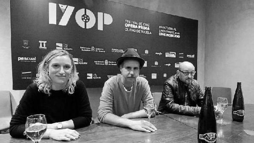 Alejandra Guimerá, productora, Marc Crehuet, director de ‘El rey tuerto’, y Julio Mazarico, presidente del cine club Muskaria.