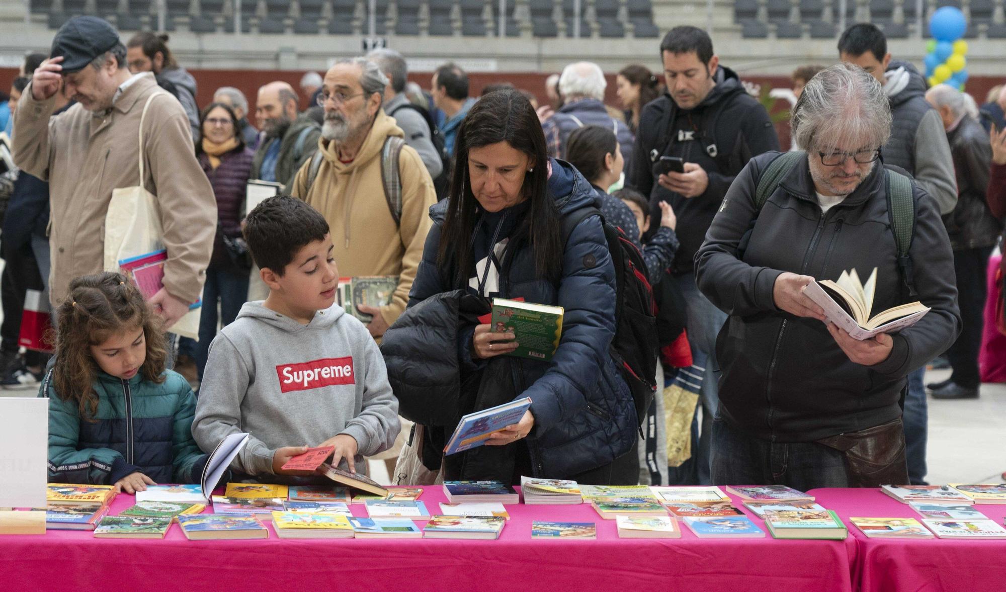 El Iradier, convertido en mercado de trueque de libros