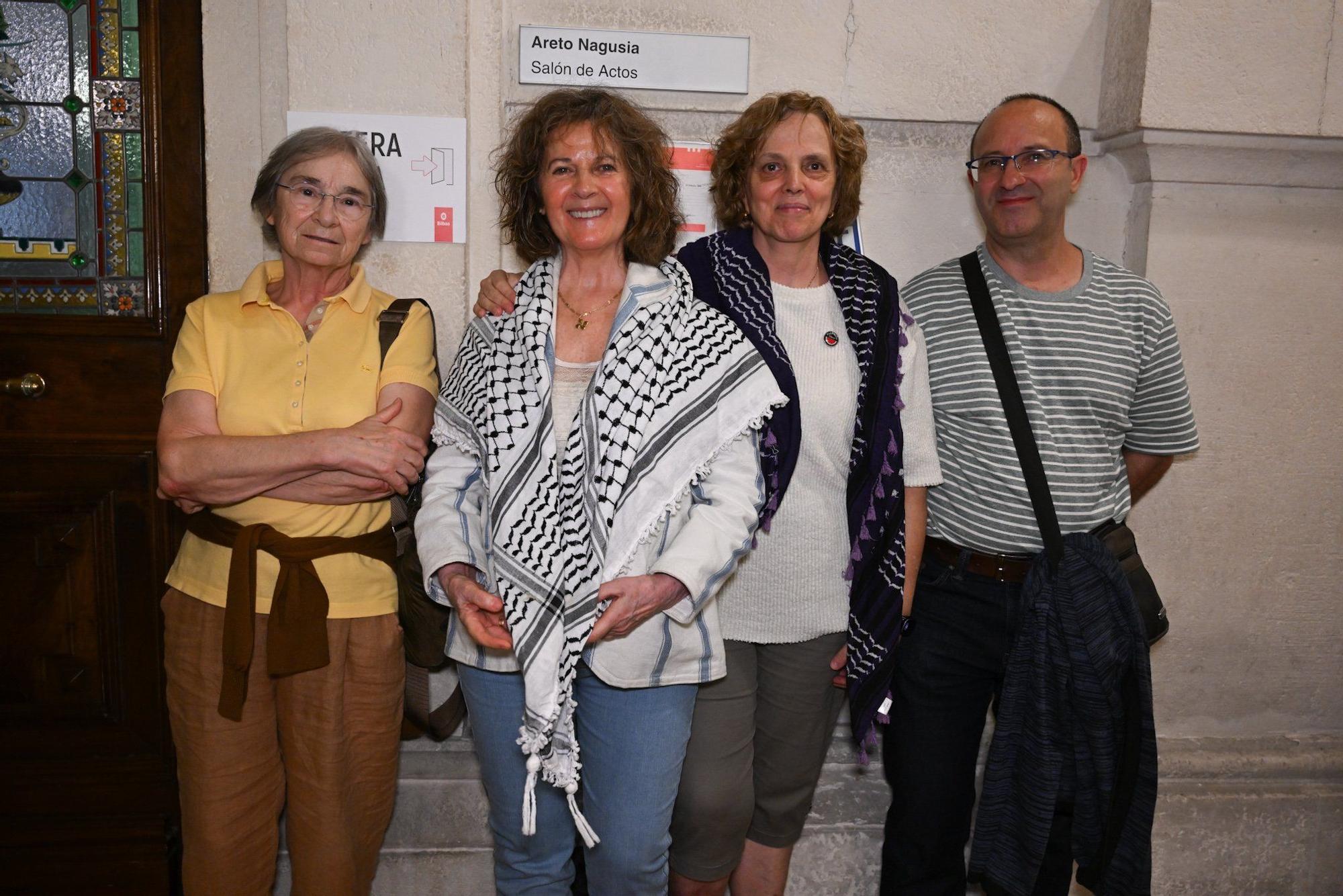 Konstan Fidalgo, Mari José Abasolo, Helena Gartzia y Abel Mansoa a la espera del inicio de la charla.