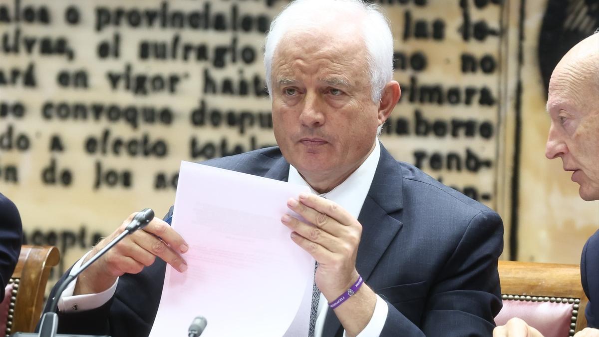 El senador del PP y presidente de la Mesa de la Comisión, Eloy Suárez, durante la Comisión de Investigación sobre el &#039;caso Koldo&#039;, en el Senado, a 30 de octubre de 2025, en Madrid.