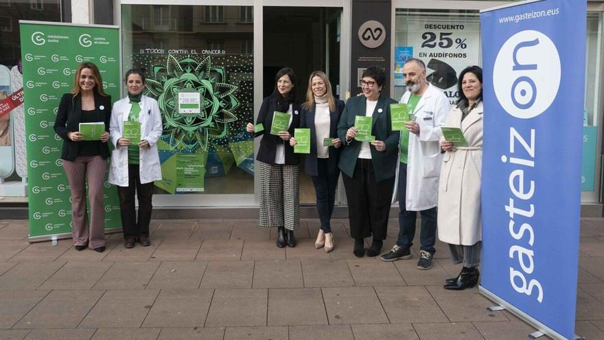 El comercio vitoriano se viste de verde contra el cáncer