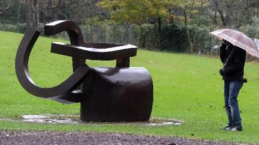 Un visitante, ayer,admira una de las esculturas expuestas en el museo Chillida Leku de Hernani.