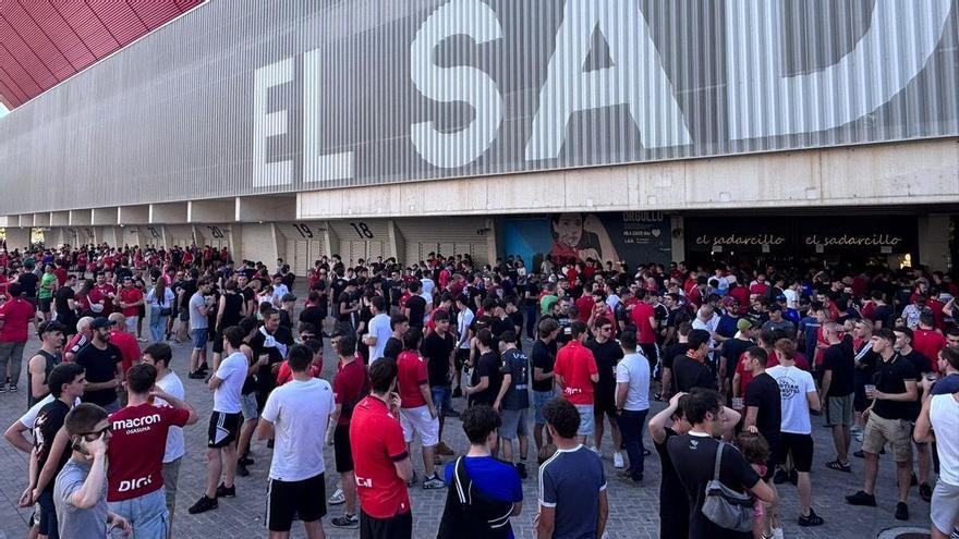 Ambiente en el exterior de El Sadar antes de comenzar el entrenamiento previo a Getafe