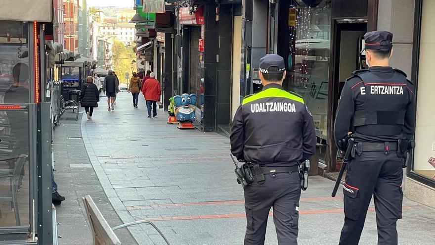 Detenidos en Eibar minutos antes de coger el tren para irse tras robar siete móviles