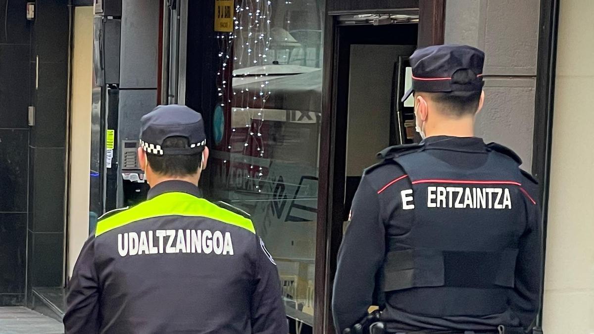 Un agente de la Ertzaintza y otro de la Policía Local patrullando juntos