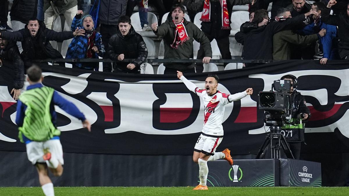 Álvaro García celebra el gol de la remontada ante el Lech Poznan (3-2), el pasado jueves en la Liga Conferencia.