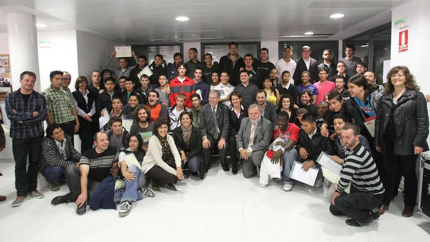 Los jóvenes, en la entrega de los diplomas, ayer en Landaben.