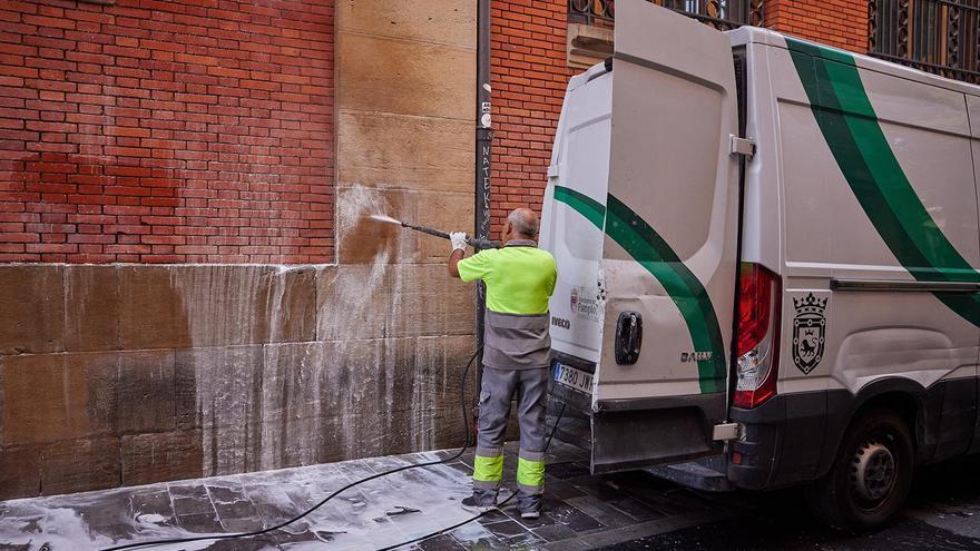 El Ayuntamiento de Pamplona refuerza a partir del lunes la limpieza vertical en el Casco Antiguo y los Ensanches