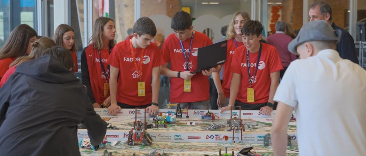 Un total de 1.700 estudiantes de 68 centros educativos han participado en la 17ª edición de First Lego League Euskadi, en la que han resultado ganadores cinco equipos de Bizkaia, tres equipos alaveses y uno de Gipuzkoa.