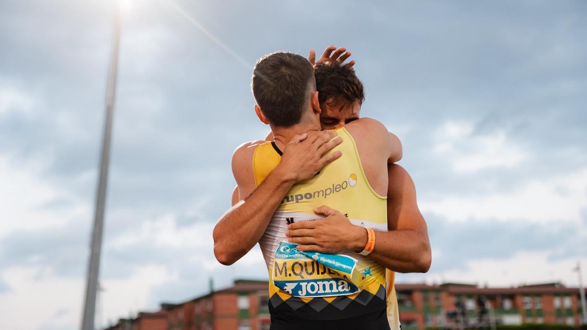 Nico y Manu se funden en un emotivo abrazo tras la competición.