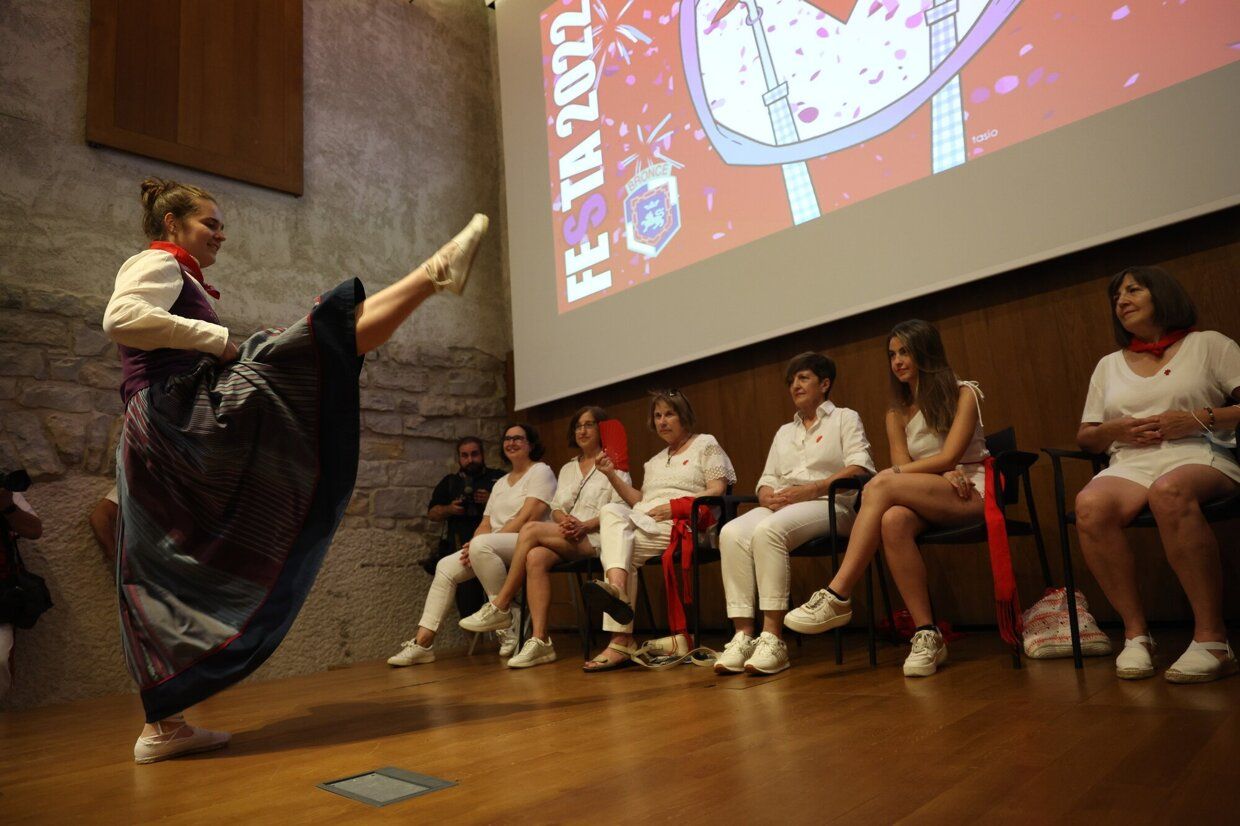 La Asociacion Festa-Los de Bronce entrega el Premio Festa 2022 a las mujeres que impulsaron la desaparición de las llamadas "madrinas" de las peñas en los Sanfermines