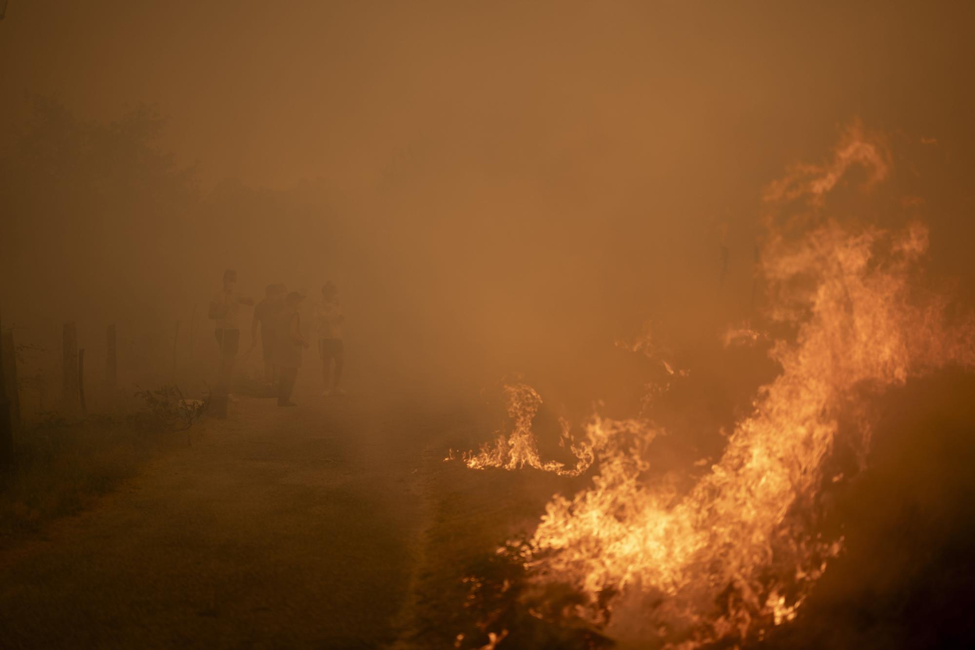 Los incendios no dan tregua en Ourense: los vecinos trabajan en labores de extinción del fuego de Carballeda de Avia